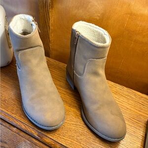 Brown st John’s Bay Chelsea boot with fur inside